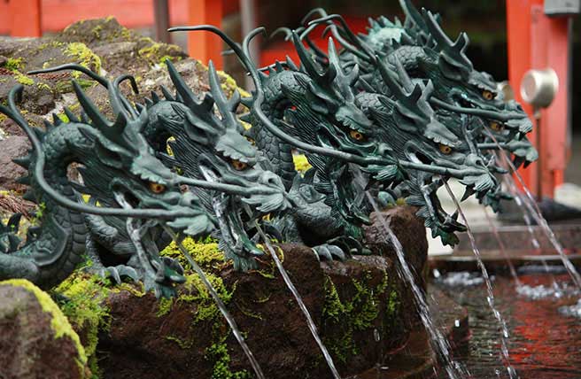 手水舎の龍